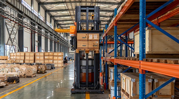 客户案例 | 卓一VNA人下行三向叉车，助力电机制造物流迈向新高度